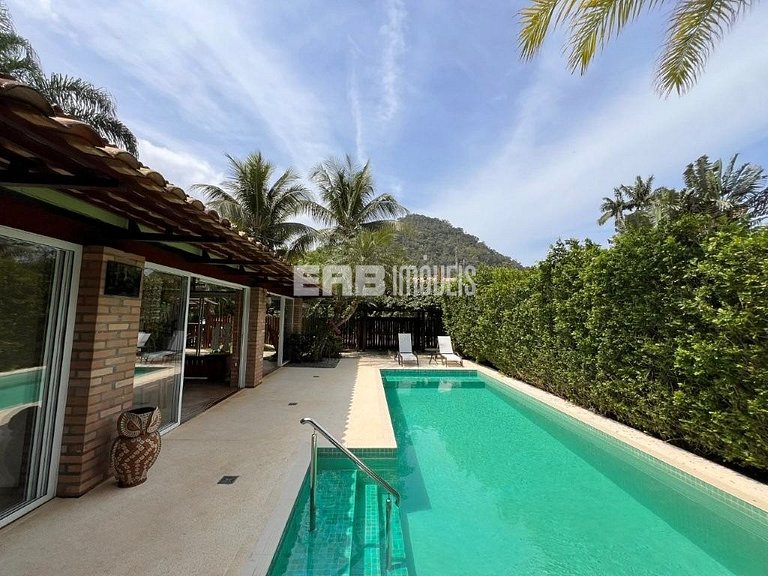 Casa em Itamambuca, com piscina, a apenas 60m da praia