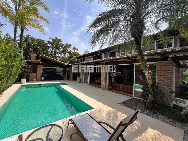 Casa em Itamambuca, com piscina, a apenas 60m da praia