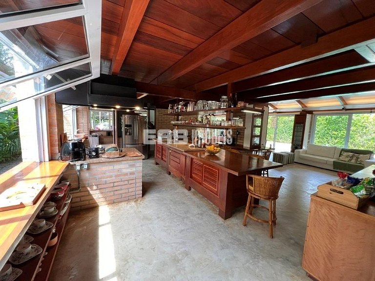 Casa em Itamambuca, com piscina, a apenas 60m da praia