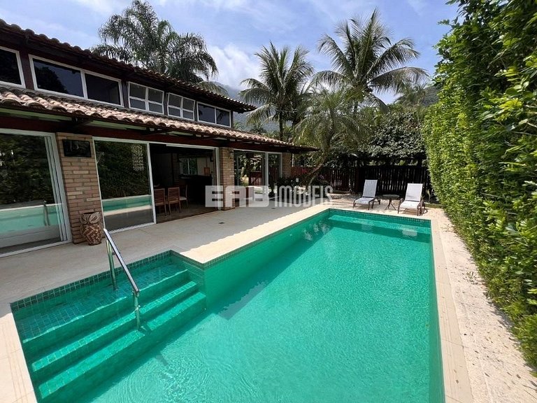 Casa em Itamambuca, com piscina, a apenas 60m da praia