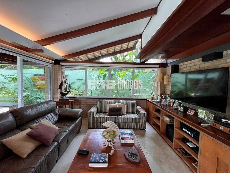Casa em Itamambuca, com piscina, a apenas 60m da praia