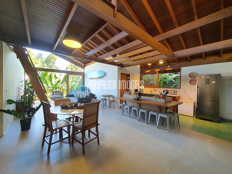 Casa charmosa em Itamambuca, rodeada de verde