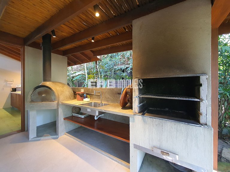 Casa charmosa em Itamambuca, rodeada de verde