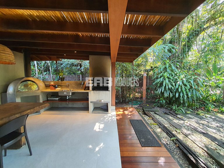 Casa charmosa em Itamambuca, rodeada de verde