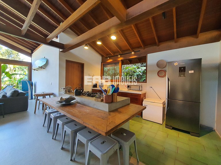 Casa charmosa em Itamambuca, rodeada de verde