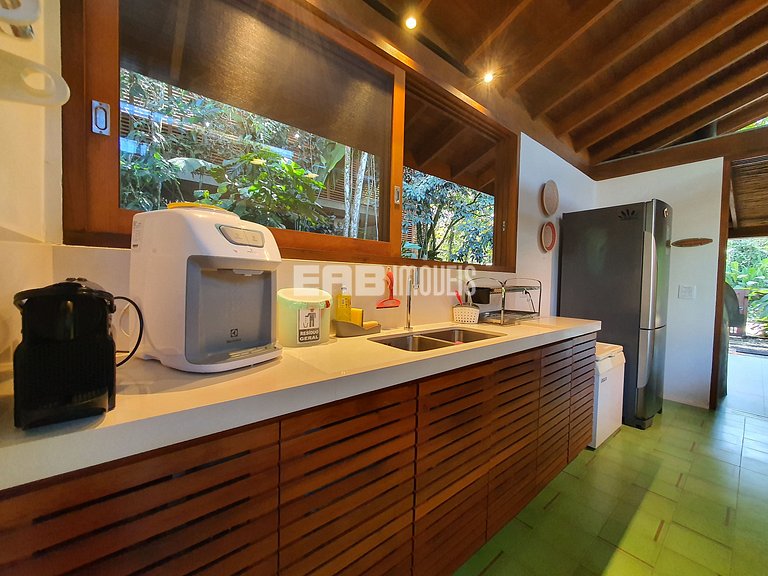 Casa charmosa em Itamambuca, rodeada de verde