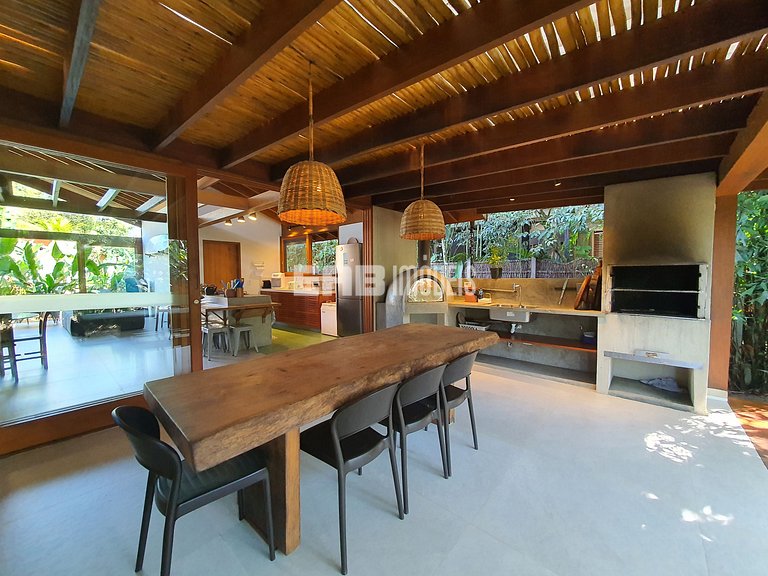 Casa charmosa em Itamambuca, rodeada de verde