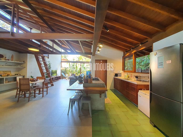 Casa charmosa em Itamambuca, rodeada de verde