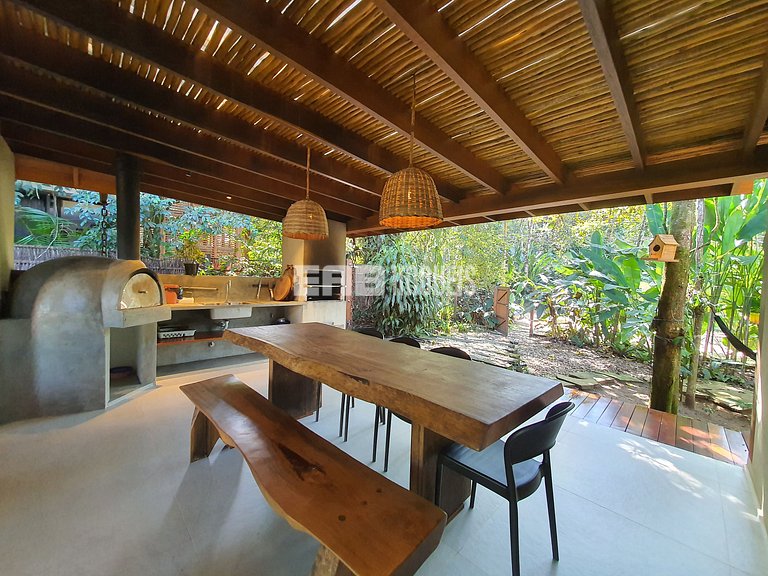 Casa charmosa em Itamambuca, rodeada de verde