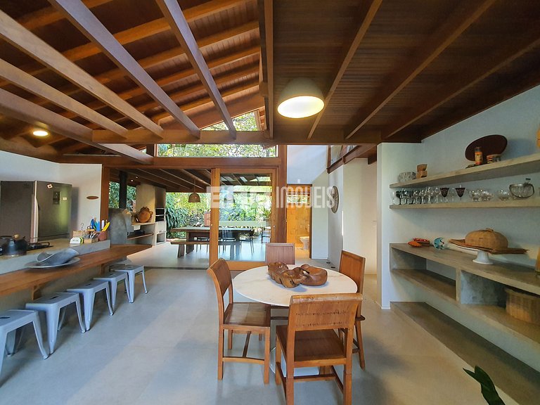 Casa charmosa em Itamambuca, rodeada de verde