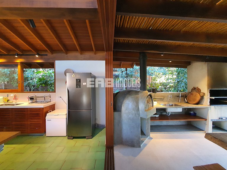 Casa charmosa em Itamambuca, rodeada de verde