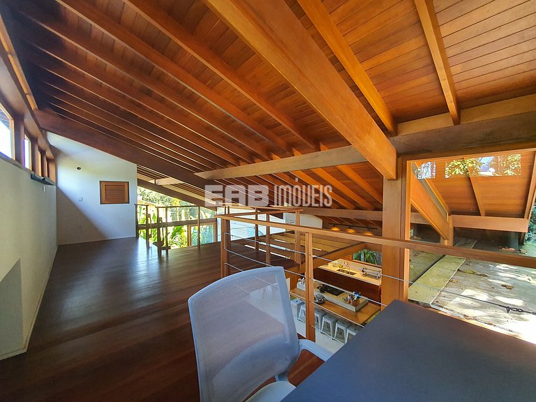 Casa charmosa em Itamambuca, rodeada de verde