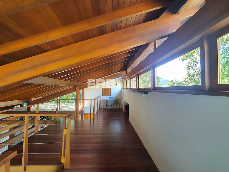 Casa charmosa em Itamambuca, rodeada de verde