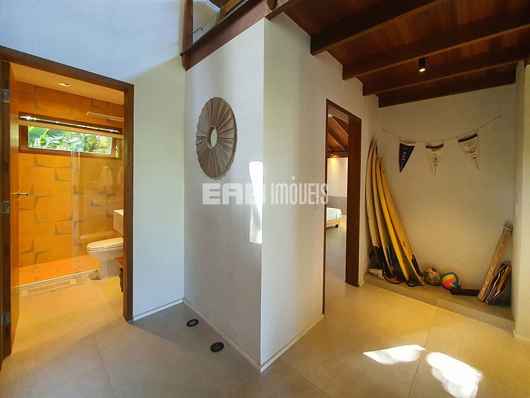 Casa charmosa em Itamambuca, rodeada de verde