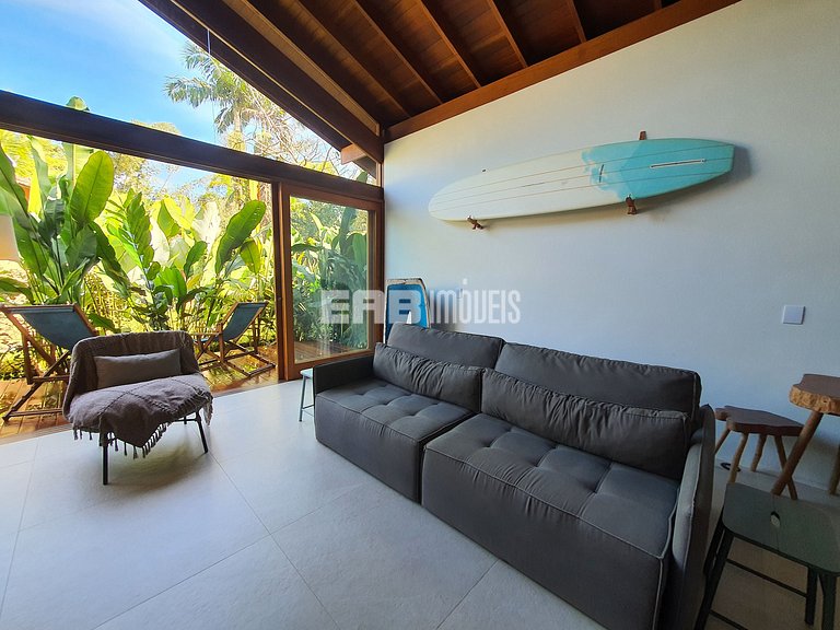 Casa charmosa em Itamambuca, rodeada de verde