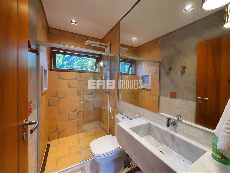 Casa charmosa em Itamambuca, rodeada de verde