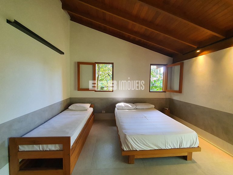 Casa charmosa em Itamambuca, rodeada de verde