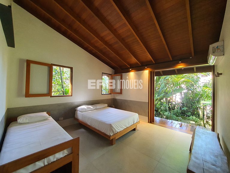 Casa charmosa em Itamambuca, rodeada de verde