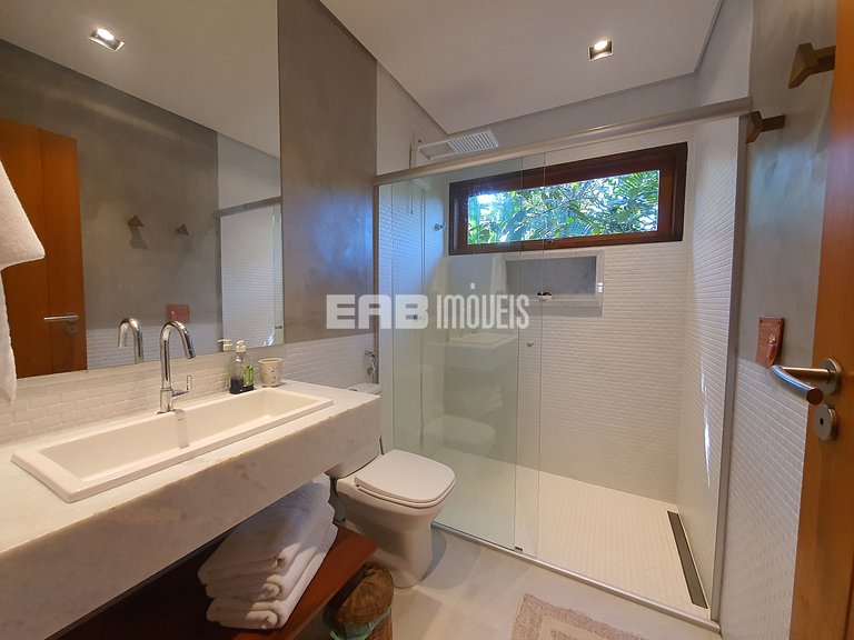 Casa charmosa em Itamambuca, rodeada de verde