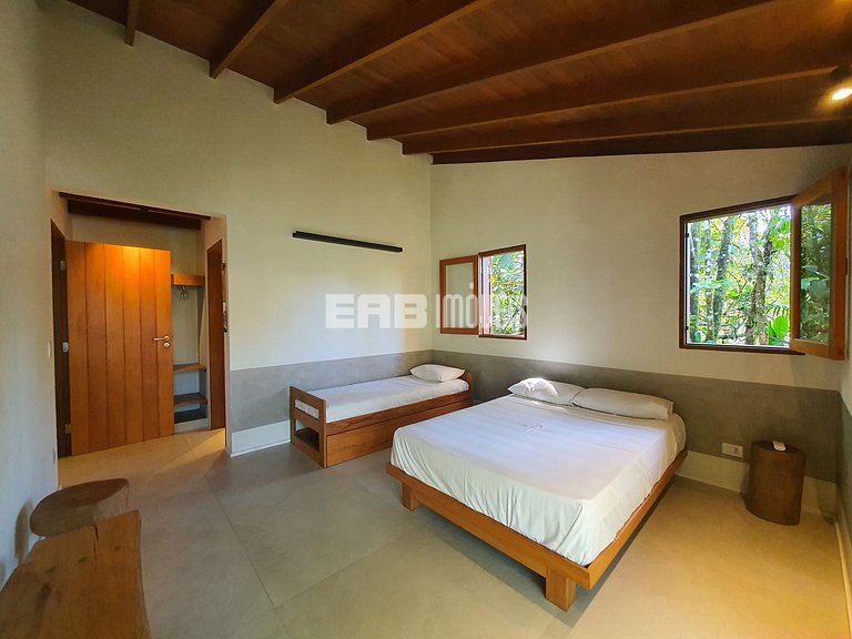 Casa charmosa em Itamambuca, rodeada de verde