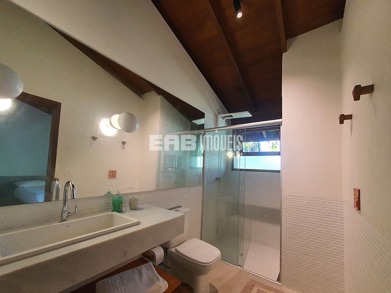 Casa charmosa em Itamambuca, rodeada de verde