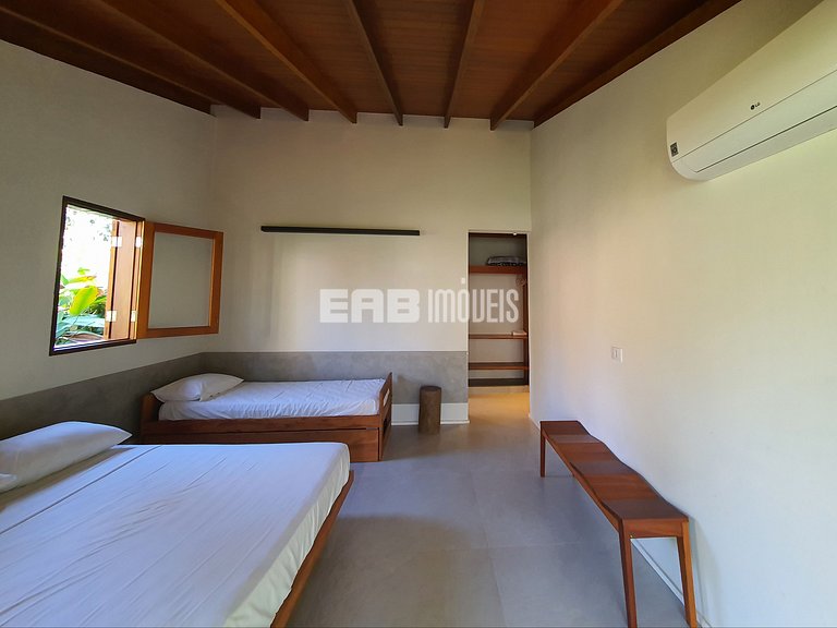 Casa charmosa em Itamambuca, rodeada de verde