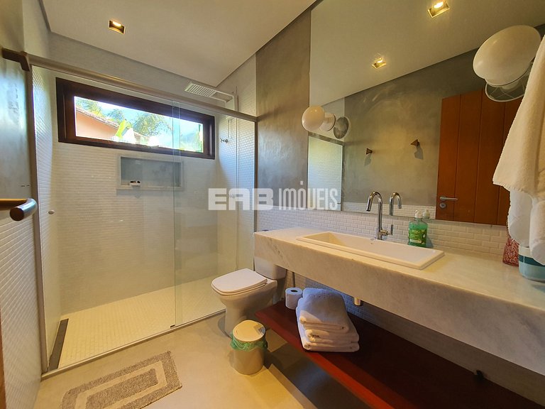 Casa charmosa em Itamambuca, rodeada de verde