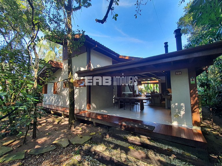 Casa charmosa em Itamambuca, rodeada de verde