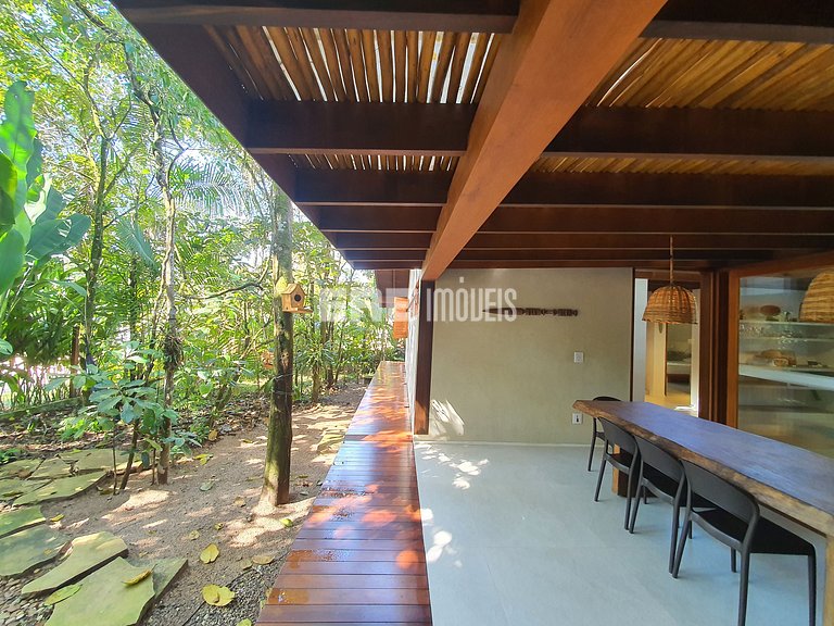 Casa charmosa em Itamambuca, rodeada de verde