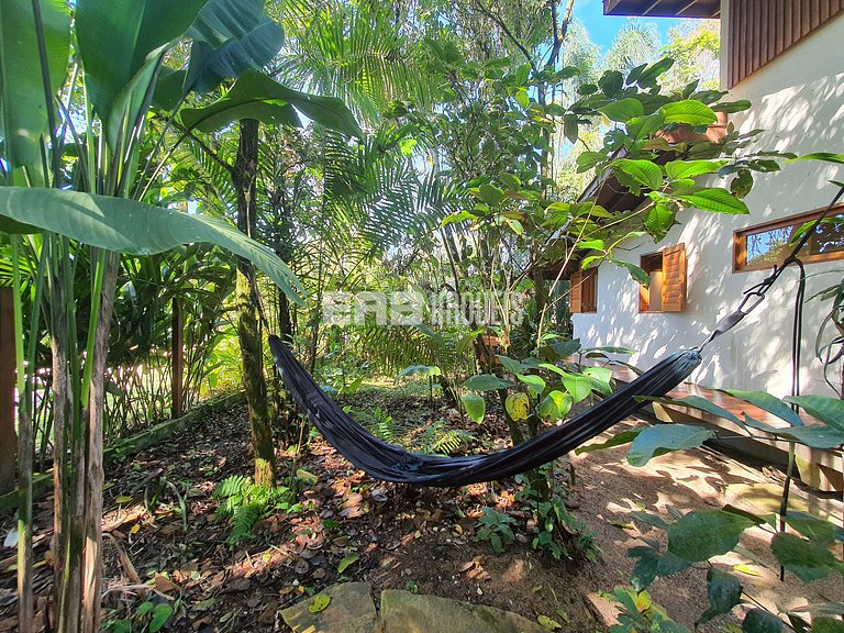 Casa charmosa em Itamambuca, rodeada de verde