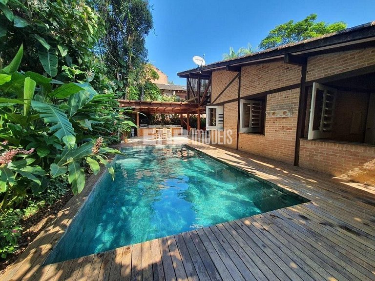 Casa para temporada, com piscina, a poucos metros da praia