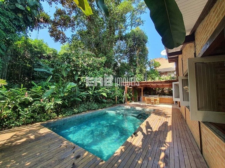 Casa para temporada, com piscina, a poucos metros da praia