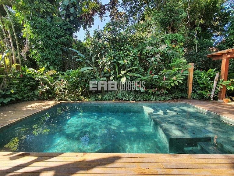 Casa para temporada, com piscina, a poucos metros da praia