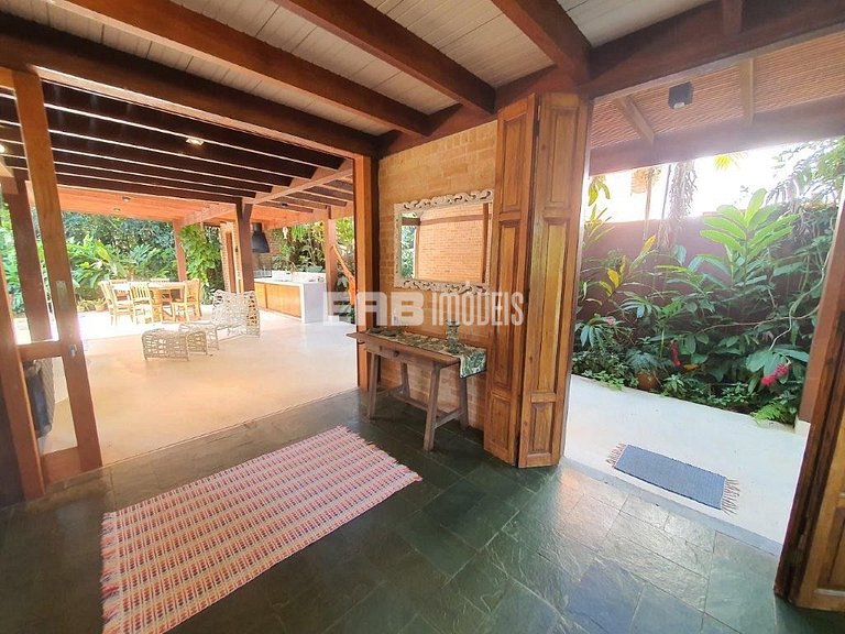 Casa para temporada, com piscina, a poucos metros da praia