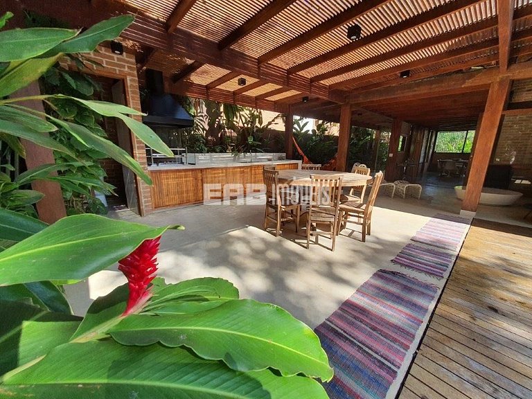 Casa para temporada, com piscina, a poucos metros da praia