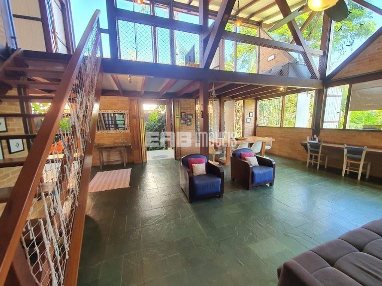 Casa para temporada, com piscina, a poucos metros da praia