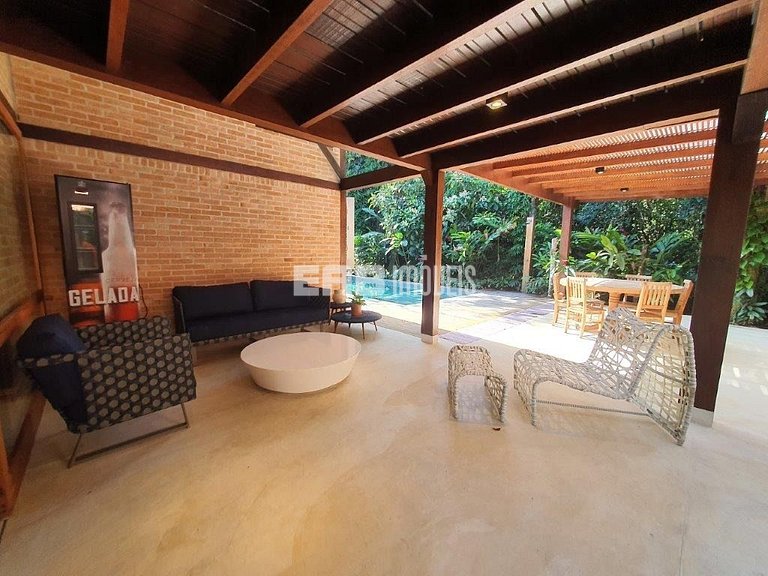 Casa para temporada, com piscina, a poucos metros da praia