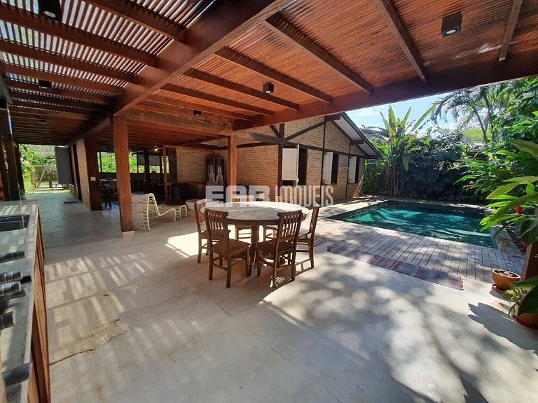 Casa para temporada, com piscina, a poucos metros da praia