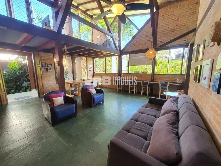 Casa para temporada, com piscina, a poucos metros da praia