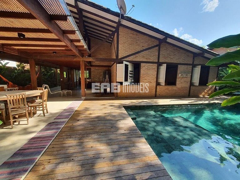 Casa para temporada, com piscina, a poucos metros da praia