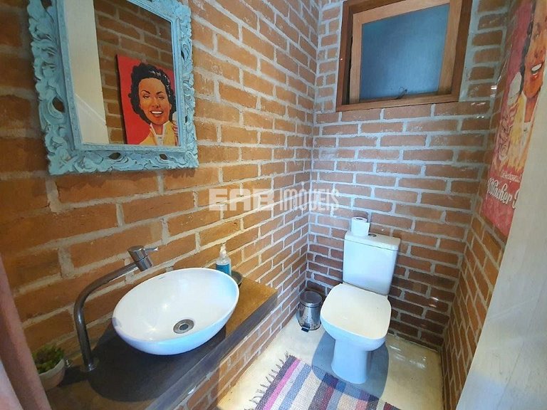 Casa para temporada, com piscina, a poucos metros da praia