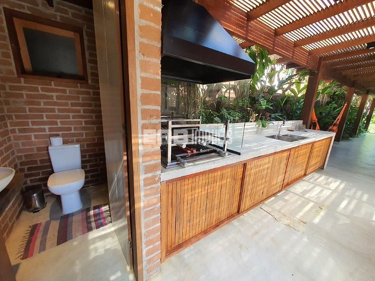 Casa para temporada, com piscina, a poucos metros da praia