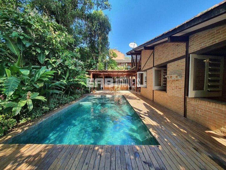 Casa para temporada, com piscina, a poucos metros da praia