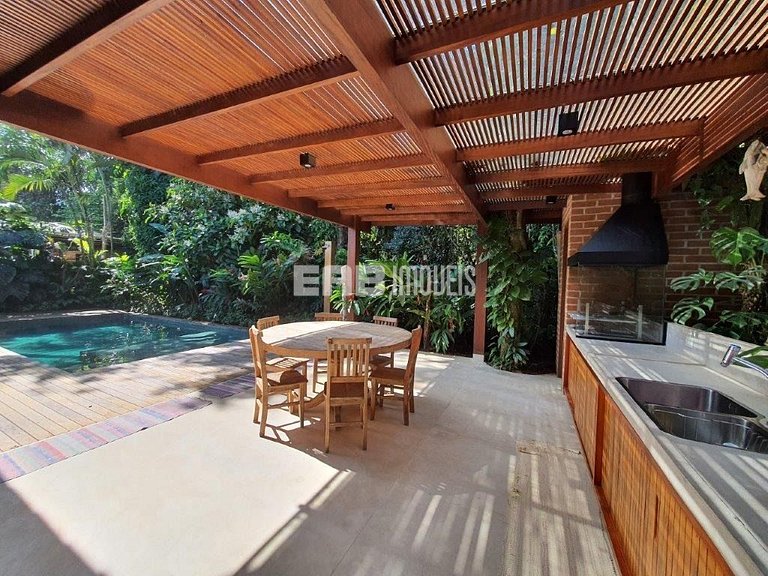 Casa para temporada, com piscina, a poucos metros da praia