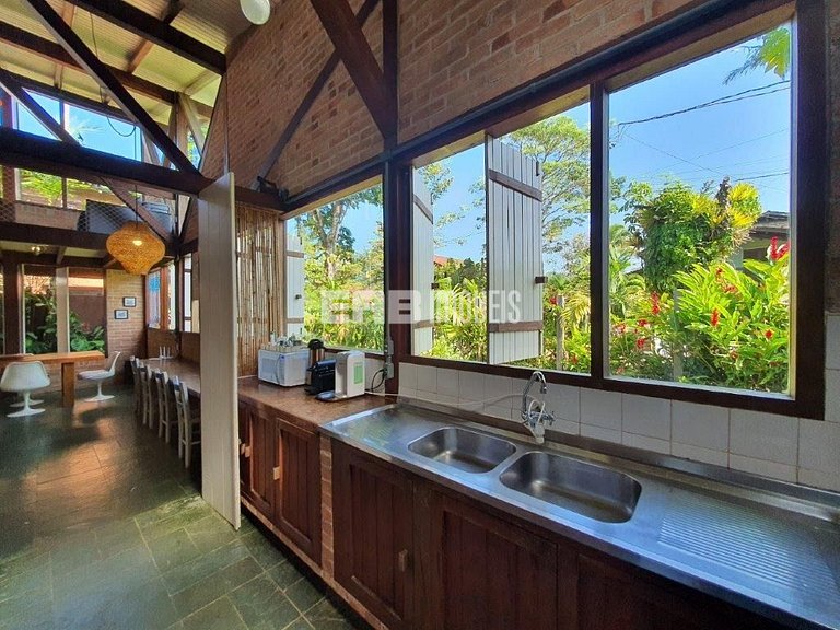 Casa para temporada, com piscina, a poucos metros da praia