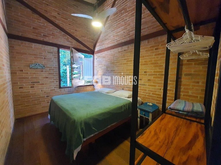 Casa para temporada, com piscina, a poucos metros da praia