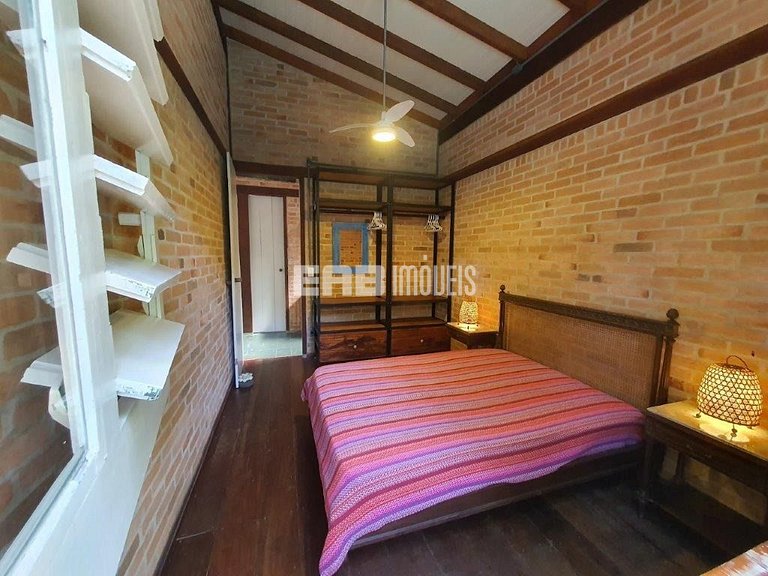 Casa para temporada, com piscina, a poucos metros da praia