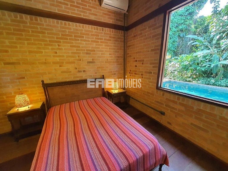 Casa para temporada, com piscina, a poucos metros da praia