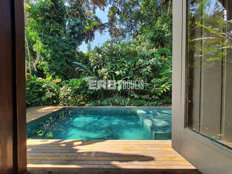 Casa para temporada, com piscina, a poucos metros da praia