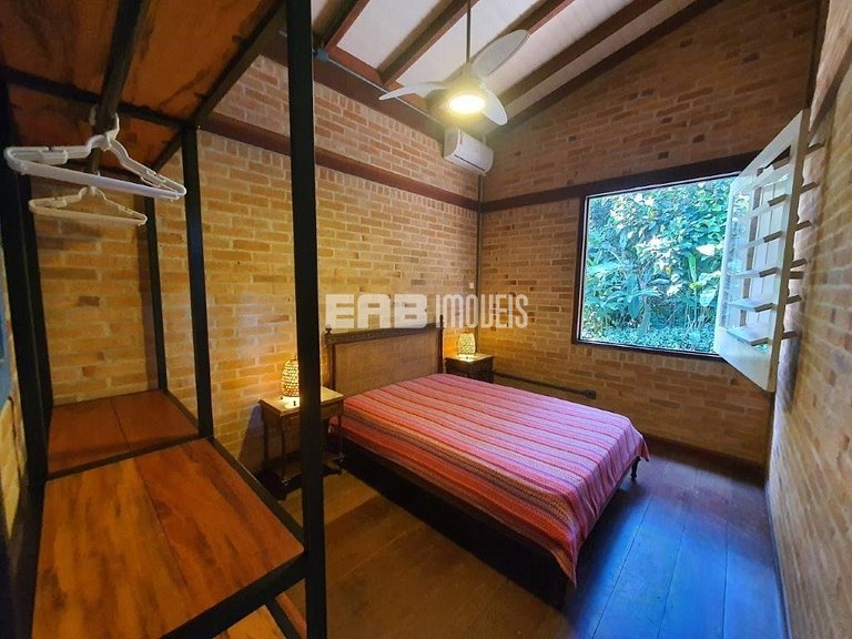 Casa para temporada, com piscina, a poucos metros da praia